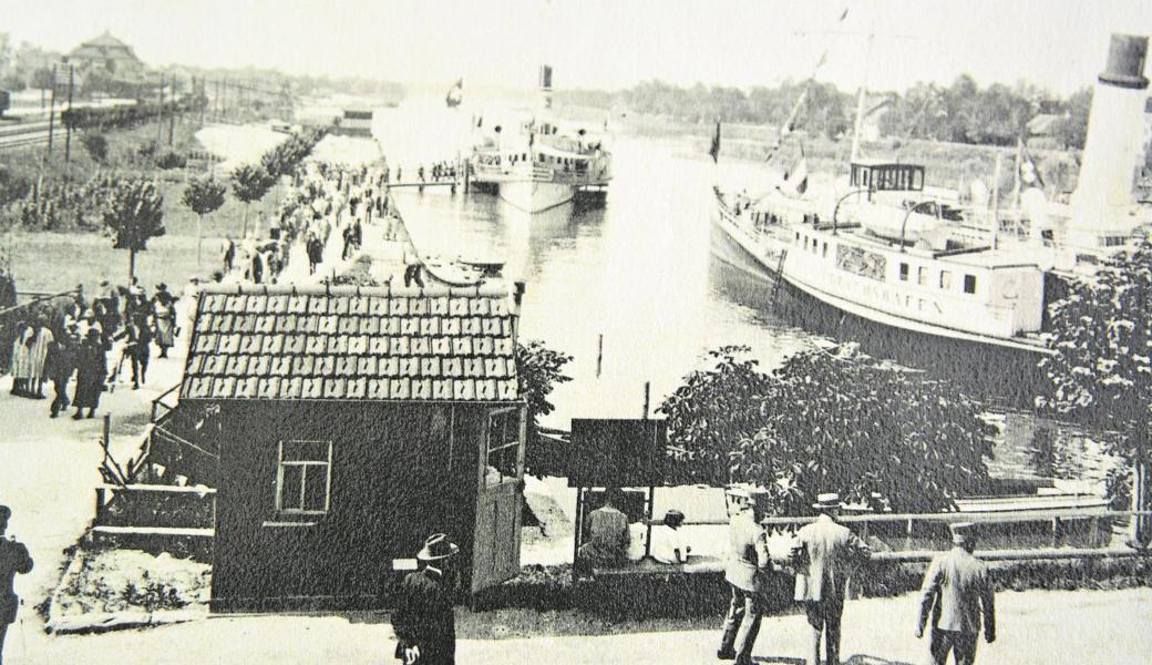 An der Uferpromenade (hier in den 1920er-/30er-Jahren) unterhalb der Brücke wurden 1938 die ersten Bunker errichtet. Auf einem der sogenannten Schindler-Bunker war vermutlich die Gedenktafel montiert, die heute auf dem Stein beim Hotel Hecht zu sehen ist. 