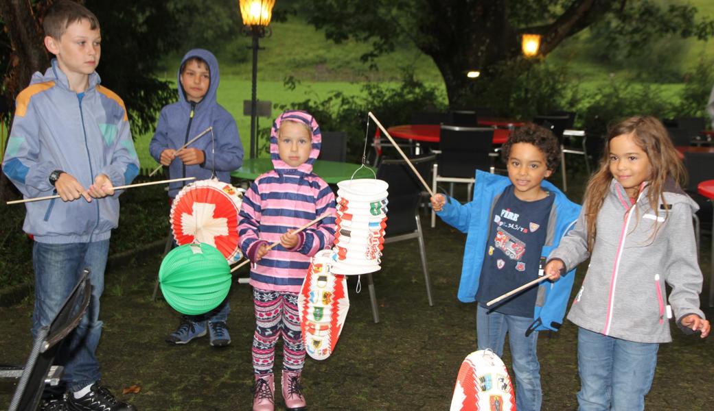 Als sich die Kinder für den Lampionumzug bereit machten, hörte es auf zu regnen.