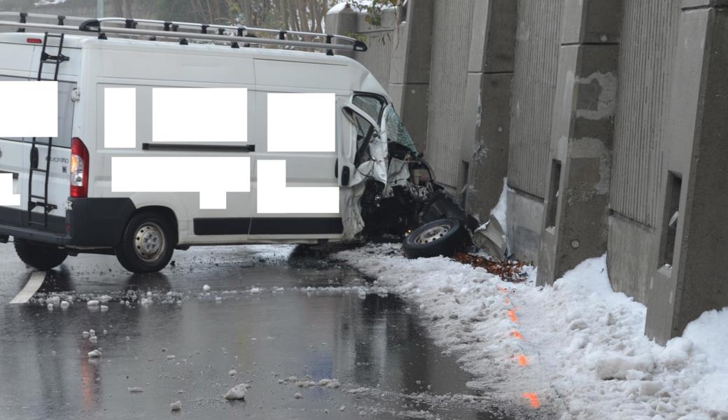 Der Fahrer des Lieferwagens gab an, von einem Sekundenschlaf übermannt worden zu sein.