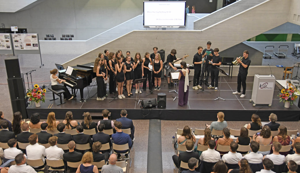 Ein grosser Moment zum Ende der Schulzeit: Gruppenfotos von den Abschlussklassen der Kantonschule