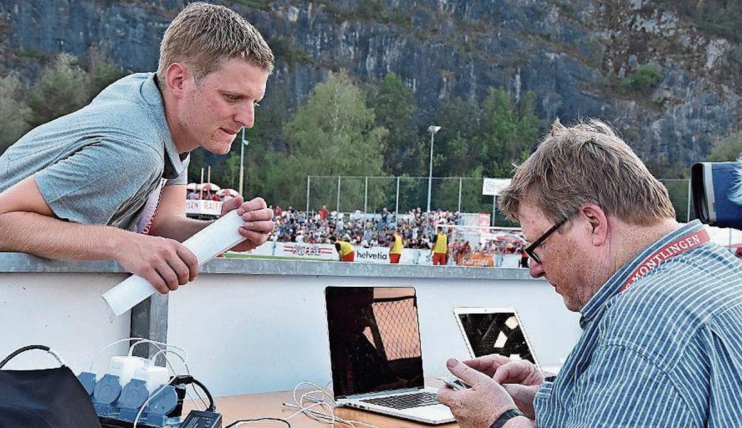 Josef Zindel (rechts) mit Dominik Sieber, Marketingverantwortlicher des FC Montlingen. 