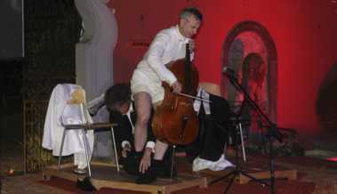 Ein Abend voller Überraschungen:  Musik, Magie und Frack-Wechsel live auf der Bühne