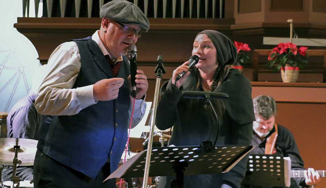 Konzert der  Jazz Point Big Band aus Wangen im Allgäu in der evangelischen Kirche Diepoldsau: Mario Heine und Miriam Ahrens, zwei gefällige Jazzstimmen.