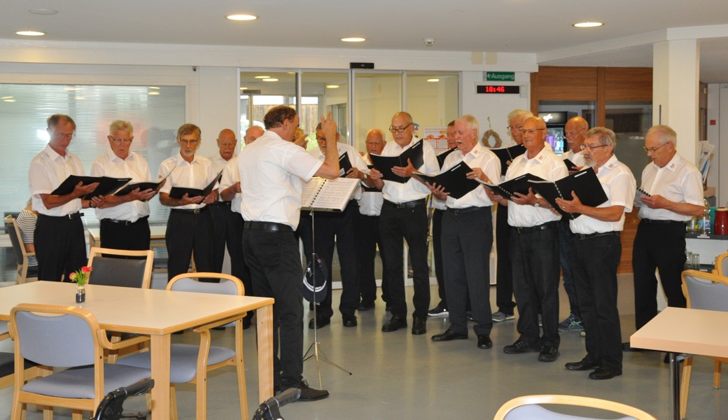 Der Leica-Chor begeisterte die Pensionärs-Familie im Altersheim Geserhus Rebstein.