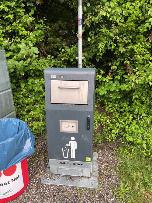 Spuren von Vandalismus auf dem Rheindamm und beim Grillplatz Maz