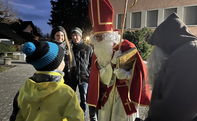 Samichlaus mit Leistungsalternative: «Kein Sprüchli? Mach Liegestütze!»