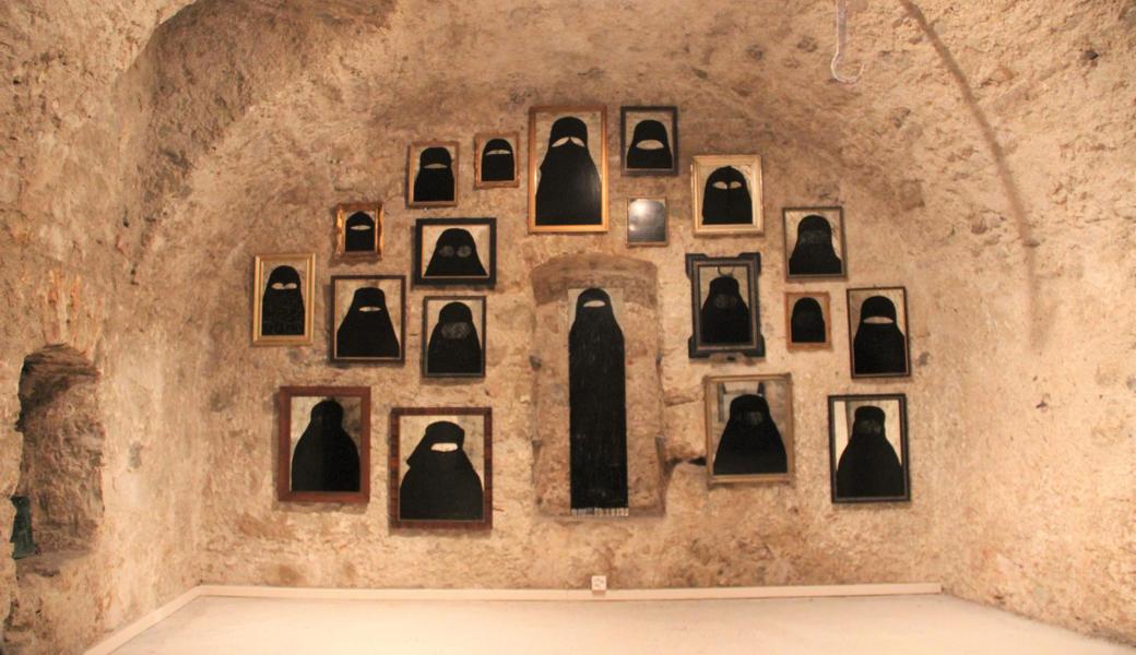 Kunst im Gewölbekeller des Museums.