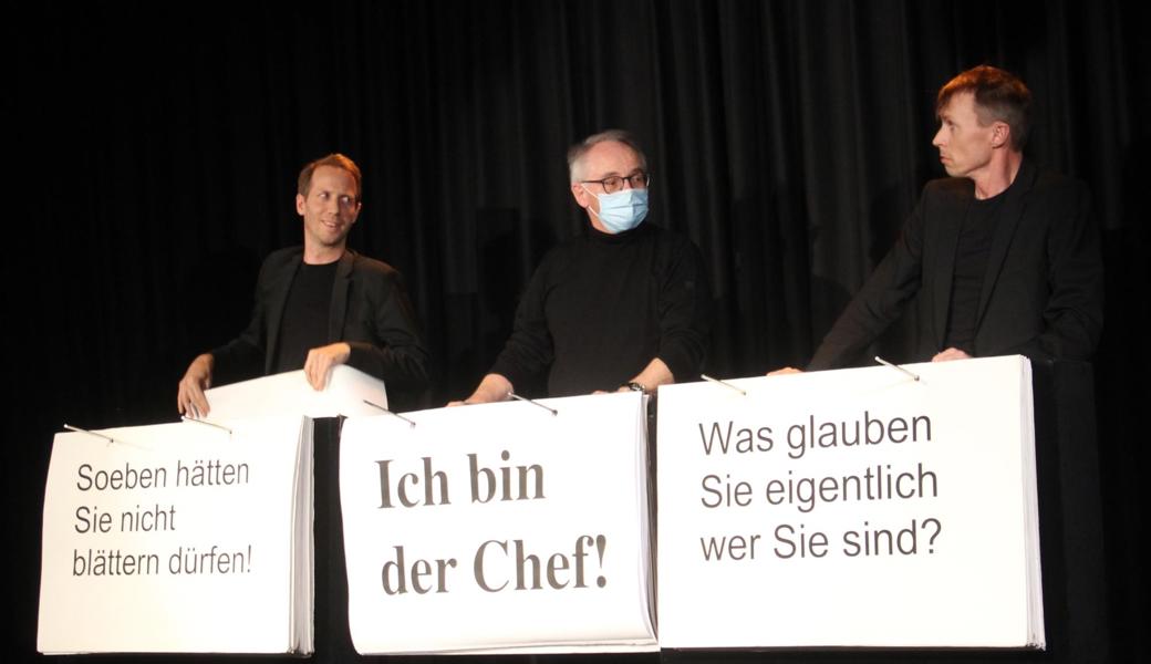 Zusammen mit dem Duo «Ohne Rolf» hatte der einheimische Apotheker Peter Schnell (mit Maske) einen längeren Auftritt. Die hier in Richtung Publikum geblätterten Plakate sind in dieser Reihenfolge zu lesen: links, rechts, Mitte. Zusammen mit dem Duo «Ohne Rolf» hatte der einheimische Apotheker Peter Schnell (mit Maske) einen längeren Auftritt. Die hier in Richtung Publikum geblätterten Plakate sind in dieser Reihenfolge zu lesen: links, rechts, Mitte.