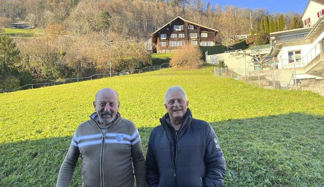 Fridolin Weder (links) erinnert sich gut an Quadratmeterpreise, die noch vor zwei Jahrzehnten sehr viel tiefer waren. Martin Zoller, Leiter des Betreibungsamtes Au, bringt innert kurzer Zeit die zweite Liegenschaft (die abgebildete Parzelle) zur Versteigerung.