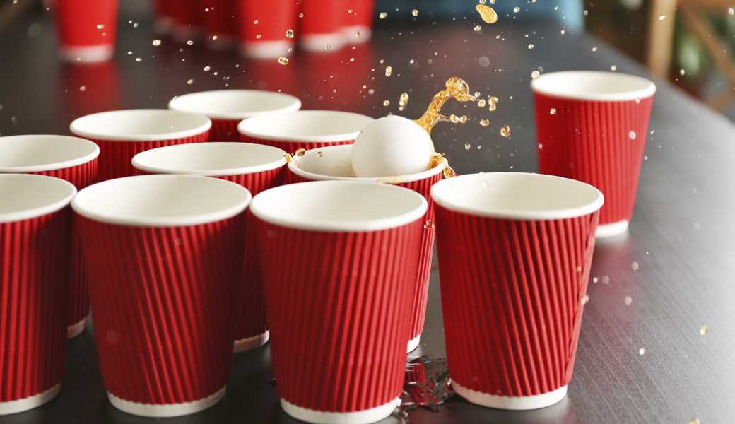 Beer Pong spielt man heutzutage nicht nur auf Partys, sondern auch an Turnieren.  