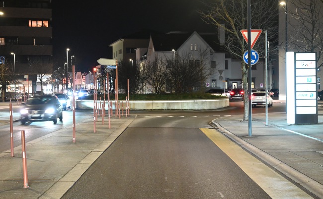 Alkoholisierter 47-jähriger Autofahrer kollidiert im Kreisel mit Motorrad