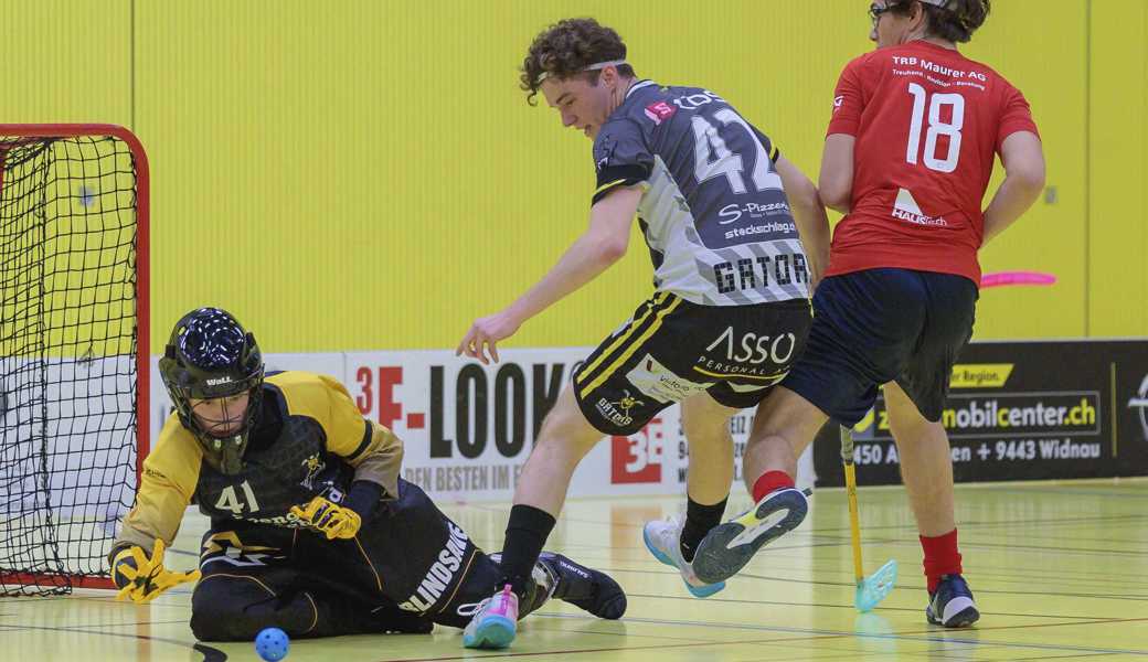 Starke Gators-Defensive im letzten Meisterschaftsspiel: Goalie Andrin Schmid und Verteidiger Joel Stieger können auch diesen Angriff der Jona-Uznach Flames stoppen. 