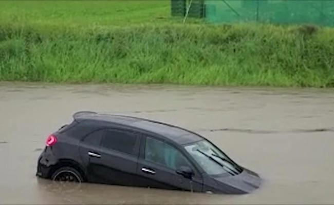 Taucher finden im Binnenkanal das versunkene Auto