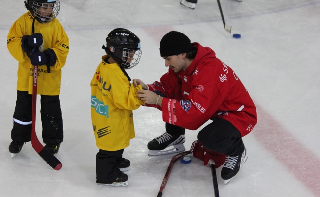 Grosse und kleine Stars vereint: Swiss Ice Hockey Day begeistert Nachwuchstalente in Widnau