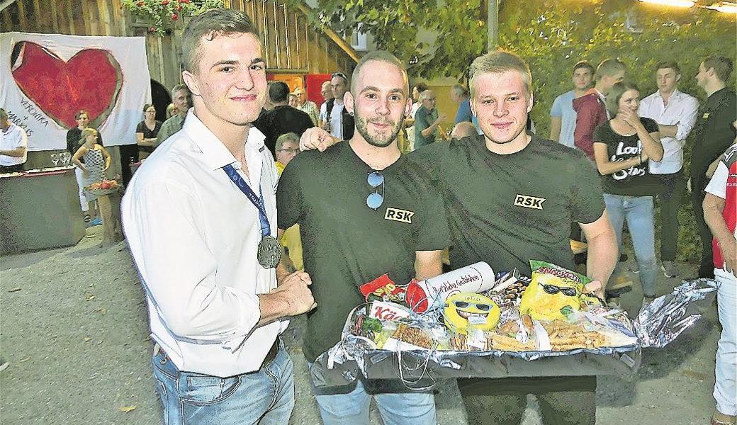 Ramon Betschart wurde von Ringerkollegen, Familienangehörigen, Freunden und Fans herzlich empfangen. 