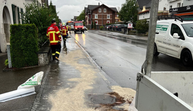 In Verkehrsteiler gefahren: Auto verliert nach Unfall Öl