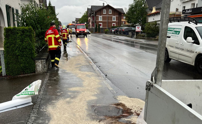 In Verkehrsteiler gefahren: Auto verliert nach Unfall Öl