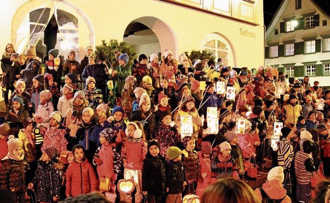 Leuchtende Räben und Laternen liessen Vorweihnachtsstimmung aufkommen