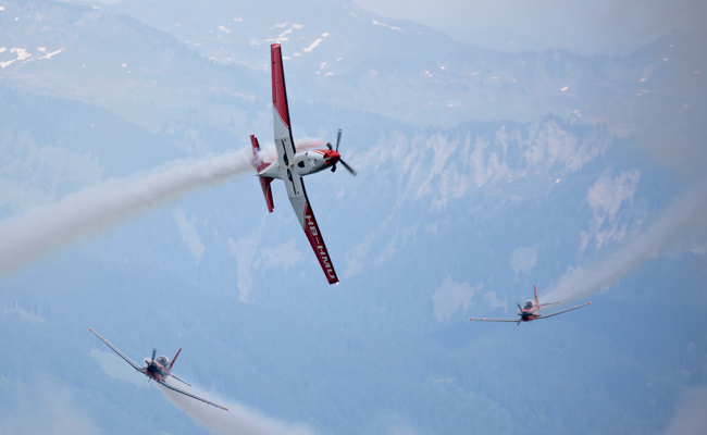 Airshow auf dem Hohen Kasten: Nostalgische und moderne Flugzeuge  kreisen am Himmel