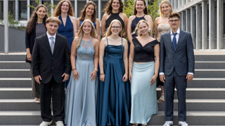 Klasse 4 F Fachmaturität (Pädagogik, Gesundheit, Soziales) Hinten, v.l.: Claudia Martellotta (Klassenlehrerin), Emma Steiner, Lisa Rutz, Giulia Petrollini, Larina Dietrich, Annika Hörtner. Vorne, v.l.: Belmin Kuljici, Samira Gauthier, Valeria Stieger, Chenoa Züger, Florin Ganz.