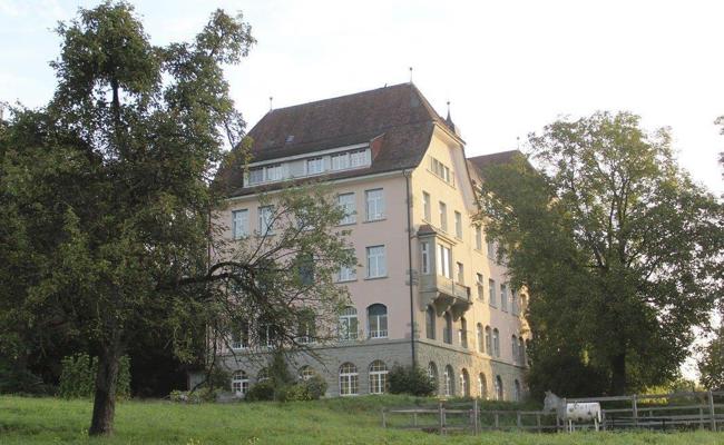 Jugendliche führen Krippenspiel auf