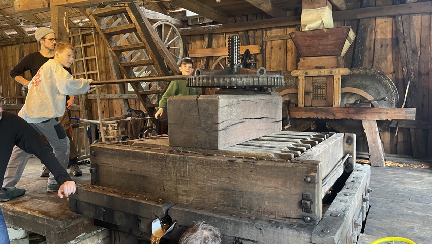 Die Obst- und Traubenpresse der Familie Egli ist 120 Jahre alt und besteht aus Eichenholz. Die Obst- und Traubenpresse der Familie Egli ist 120 Jahre alt und besteht aus Eichenholz.