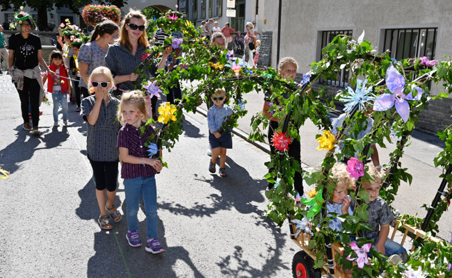 Für schöne Blumenkinder: Basteln vor dem Staablueme-Umzug