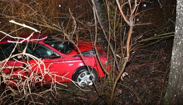 Fahrunfähiger fährt auf der Kriessernstrasse im Bannriet sein Auto zu Schrott, bleibt aber unverletzt