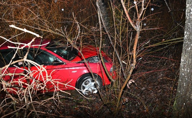 Fahrunfähiger fährt auf der Kriessernstrasse im Bannriet sein Auto zu Schrott, bleibt aber unverletzt