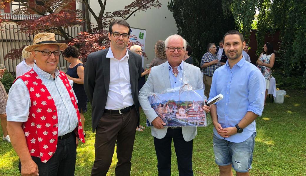 Edwin Hasler (2. v. r) ist der erste Preisträger.