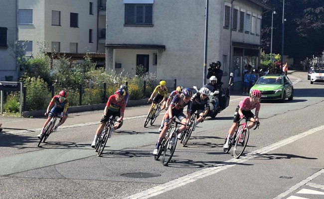 Acht Ausreisserinnen fuhren auf der Oberrheintaler Schlaufe voraus, im Ziel kam's aber zum Sprint