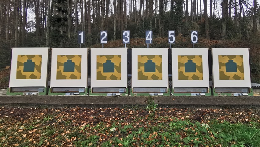 Als die neuen Scheiben montiert waren, konnte es mit dem Eröffnungsschiessen los gehen. Als die neuen Scheiben montiert waren, konnte es mit dem Eröffnungsschiessen los gehen.