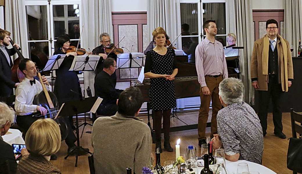Der Schlusschor mit (stehend von links) Anna Gschwend als Liesgen, Jonas Christian Bruder als Kellner und Clemens Morgenthaler, der den Vater Schlendrian sang, begleitet vom Ensemble La Partita und Karl Hardegger am Cembalo.