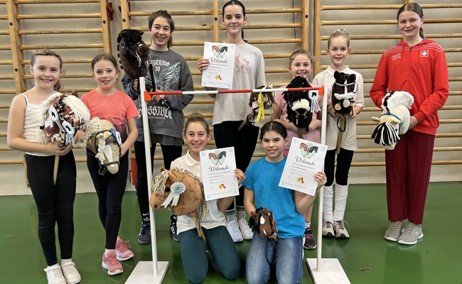 Organisatorische Hürden genommen: Hobby-Horsing-Turnier von Lena und Luisa überzeugt
