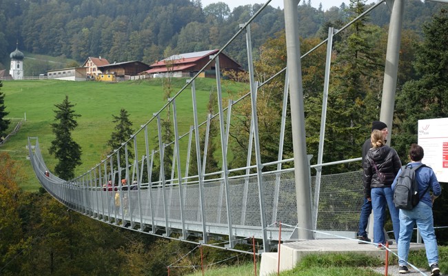 Tausende haben sich über den schmalen Steg gewagt