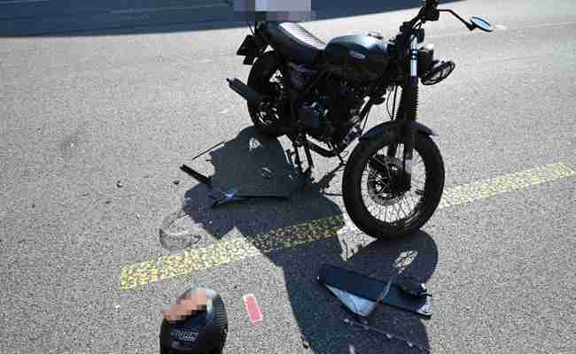 Motorrad und Auto prallen zusammen - hoher Sachschaden