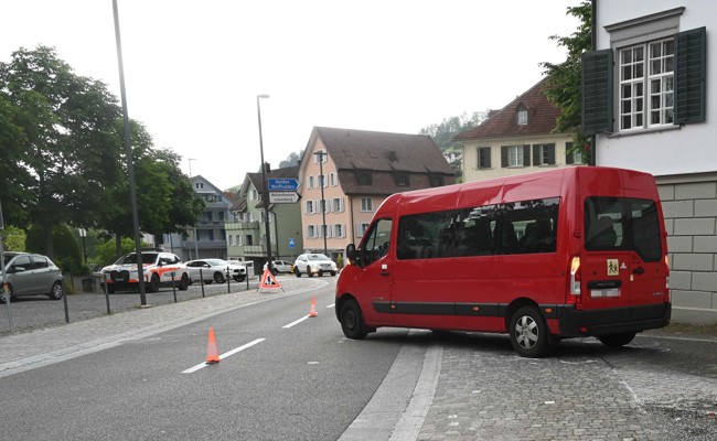 Von Kleinbus angefahren: 81-Jährige mit Rega in Spital geflogen
