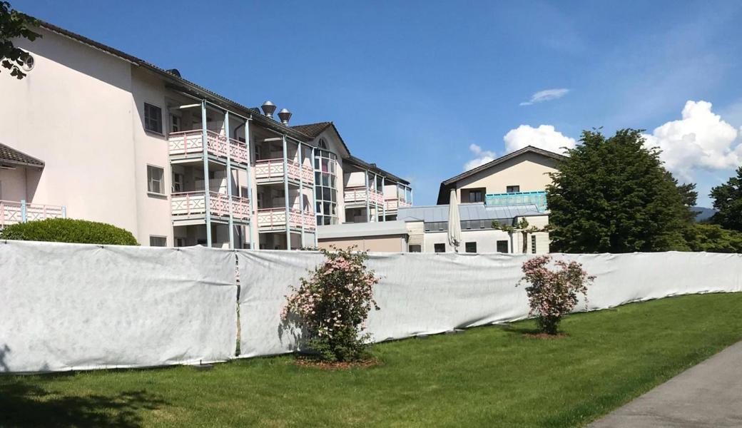 Wegen des Vlieses konnte niemand durch den Zaun blicken. Das löste Kritik und Beklemmung aus.  Wegen des Vlieses konnte niemand durch den Zaun blicken. Das löste Kritik und Beklemmung aus.