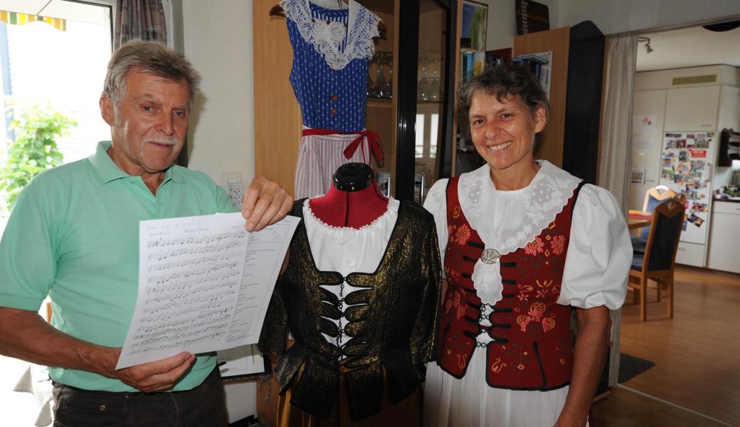 Josef Rutz ist seit Gründung der Rheintaler Trachten- und Volkstanzgruppe dabei. Regula Eisenhut ist seit 2011 Präsidentin. Sie trägt eine Rheintaler Sonntagstracht. Neben ihr ist eine Altstätter Festtagstracht zu sehen und dahinter hängt eine St. Galler Werktagstracht.