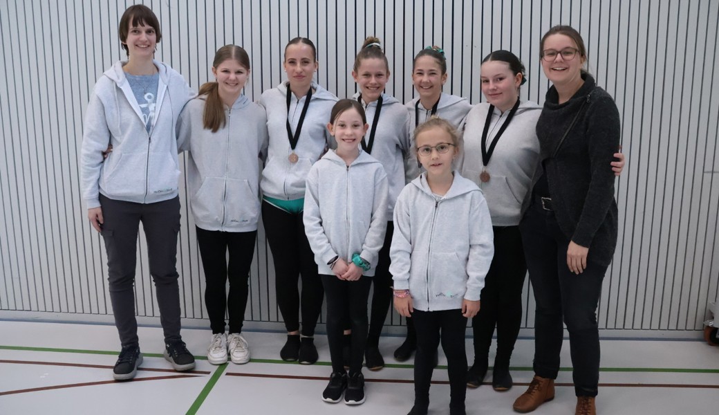 hinten von links nach rechts: Angela Kuster (Trainerin), Joëlle Meier, Leonie Kujas, Svea Mathys, Lavinia Zoller, Nina Amman, Marianne Germann vorne von links nach rechts: Kimia Mathys, Josephine Meier