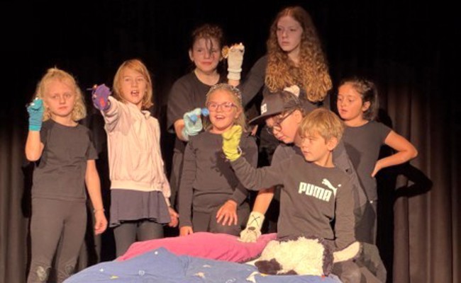 Aus Socken werden Monsterfreunde: Kinder erobern die Theaterbühne