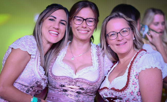 Ausverkauftes Oktoberfest in der Schöntalhalle – Partystimmung, Musik und Polonaise