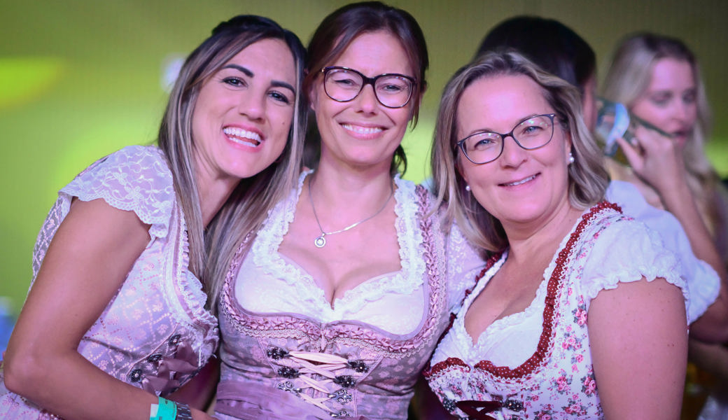 Ausverkauftes Oktoberfest in der Schöntalhalle – Partystimmung, Musik und Polonaise