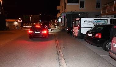 Alkoholisierter steuert bei Bahnschranke in wartendes Fahrzeug