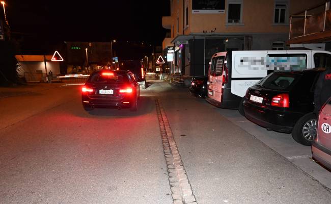 Alkoholisierter steuert bei Bahnschranke in wartendes Fahrzeug