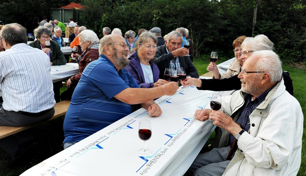 Josef Savary (rechts), Montlingens «Dr. Sepp», ist mittlerweile 97. Er freute sich über das Wiedersehen an der Johanni-Feier, jenem kleinen jährlichen Fest der Ortsgemeinde für die über 70-Jährigen Montlinger, das vor mehr als zehn Jahren von ihm angeregt worden war.