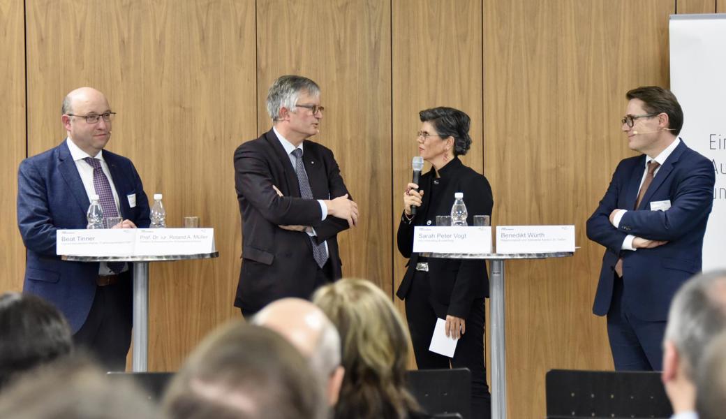 Diskutierten unter der Leitung von Sarah Peter Vogt (von links): Beat Tinner, Gemeindepräsident von Wartau und kantonaler FDP-Fraktionspräsident; Roland Müller, Direktor Schweizerischer Arbeitgeberverband, und Beni Würth, Regierungsrat und Ständerat.