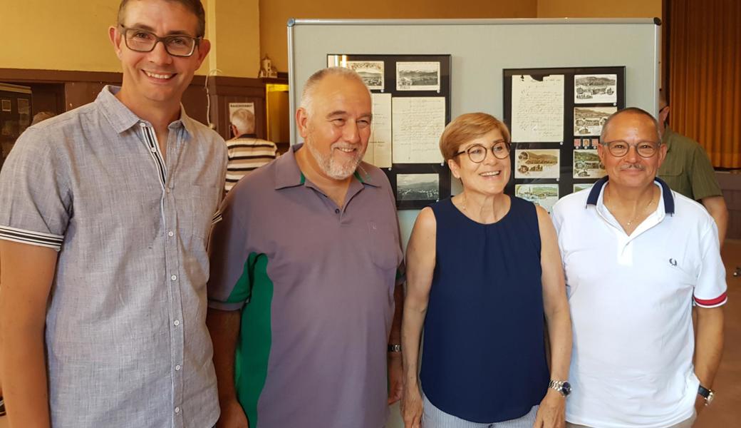 Ronny Graf (Leiter der Gestaltungskommission des Ortsmuseums) mit Ernst Schönauer (Präsident Ortsgemeinde Rebstein) sowie Gaby und Beat Knobel-Keel (von links).