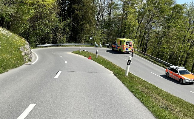 Töfflenkerin stürzt in einer Kurve und muss ins Spital gebracht werden