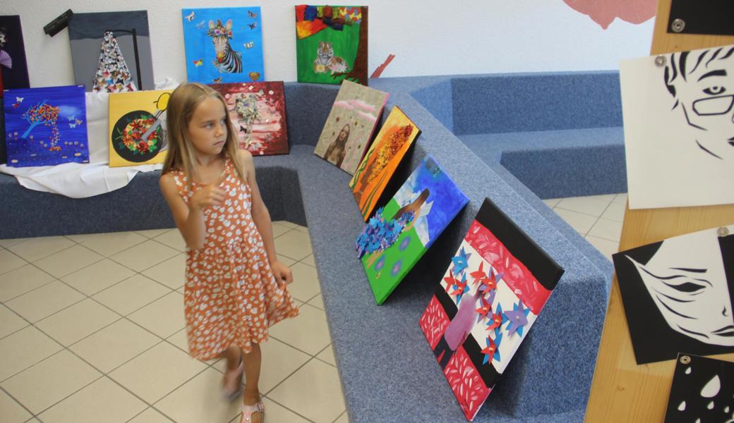 Diese Ausstellungsbesucherin schlendert mit kritischem (oder verträumtem?) Blick an den vielen Arbeiten vorbei.